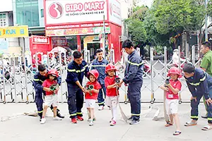 Bé mầm non học cách thoát nạn