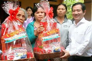 Tặng quà lễ, tết đối tượng diện chính sách