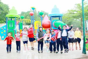 Bàn giao sân chơi học sinh tiểu học