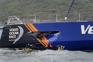 Thuyền buồm đua vòng quanh thế giới đụng tàu đánh cá ở Hồng Kông