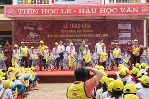 Tặng 601 xe đạp, 2.000 phần quà cho học sinh vượt khó ở Thanh Hóa và Ninh Bình
