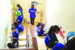 Bạn trẻ cùng góp sức cho thành phố sạch đẹp