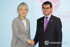 Ngoại trưởng Hàn Quốc Kang Kyung-wha và người đồng cấp Nhật Bản, Taro Kono, ở Singapore, ngày 2-8-2018. Ảnh: YONHAP