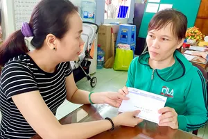 Trao 36,7 triệu đồng giúp cháu Lê Thành An chữa bệnh