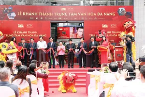 Các đại biểu cắt băng khánh thành