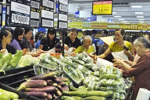 Các siêu thị niêm yết giá rõ ràng nên người tiêu dùng  đi mua sắm rất an tâm