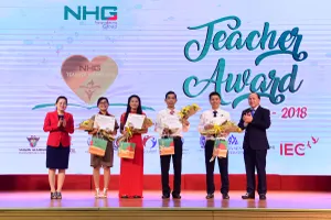 Tim vàng khắc ghi công ơn nhà giáo  