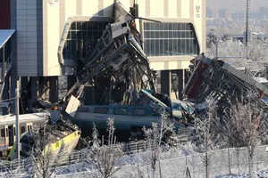 Tàu lửa đâm cầu vượt bộ hành ở Thổ Nhĩ Kỳ, 9 người chết, 47 người bị thương