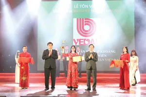 Đại diện Vedan nhận chứng nhận nông nghiệp tiêu biểu sản phẩm phân  hữu cơ khoáng Vedagro dạng viên