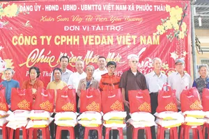Ông Hsieh Jau Hwang - Trưởng sách lược Vedan Việt Nam (người đứng thứ 2 từ trái qua) trao quà tết cho bà con xã Phước Thái, huyện Long Thành
