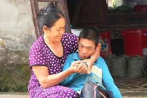 Bố mất, con tật nguyền, mẹ suy tim nặng