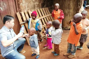 Tận tâm giúp trẻ em nghèo ở Kenya