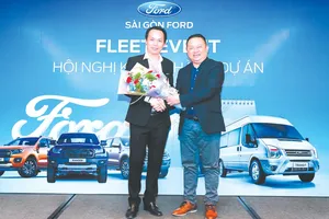 Ông Phan Dương Cửu Long -  Tổng Giám đốc Sài Gòn Ford  (bên phải), tri ân khách hàng tại hội nghị