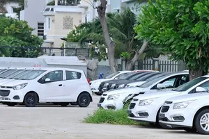 Kho xe của một cửa hàng ô tô tại quận 7.  Ảnh: THÀNH TRÍ