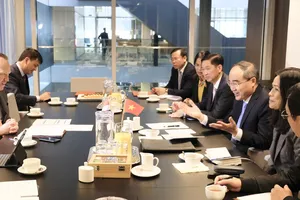  Bí thư Thành ủy TPHCM Nguyễn Thiện Nhân thảo luận cùng ông Roald Lapperre, Thứ trưởng Bộ Cơ sở Hạ tầng và Quản lý nước Hà Lan (MIW). Ảnh: KIỀU PHONG