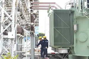 Công nhân EVNHCMC đang kiểm tra hệ thống điện