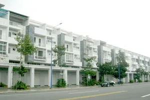 Thị trường bất động sản Bình Dương một thời “sôi sục” nay nhiều dãy nhà phố khang trang, xây xong cửa đóng then cài