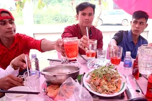 Dù đám cưới không bia, rượu nhưng đám cưới của Tuấn Anh và Mỹ Loan (ngụ tỉnh Bình Phước) vẫn vẹn niềm vui  (Ảnh cắt từ clip)