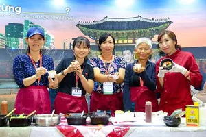 Du khách học cách chế biến món ăn Hàn Quốc. Ảnh: KTO