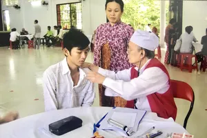 Bác Bảy Bình trong một chuyến khám bệnh,  phát thuốc ở vùng sâu vùng xa.