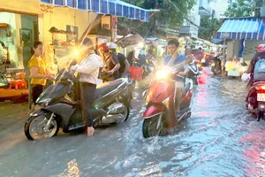 Nhiều tuyến đường ở TPHCM thường xuyên ngập nước do mưa và triều cường