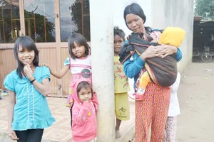 Nghèo vì cưới sớm, đông con