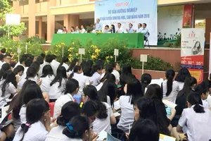 Các buổi tư vấn hướng nghiệp cho học sinh hiện nay chủ yếu là trao đổi miệng  mà thiếu những trải nghiệm thực tế. ẢNH: SAC