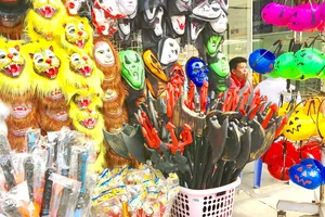 Mặt nạ máu, bộ đồ phù thủy, kiếm, đao… là những món đồ chơi đang được nhiều cửa hàng bày bán trong mùa Halloween năm nay