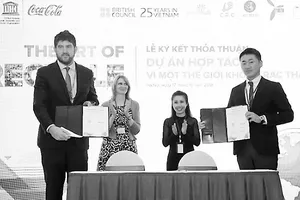 UNESCO luôn đánh giá cao sự đồng hành của các doanh nghiệp để cùng giải quyết “bài toán” môi trường tại các di sản Việt Nam. Trong ảnh: đại diện UNESCO (trái) ký kết hợp tác cùng Coca-Cola Việt Nam