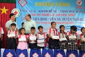 Khám bệnh, tặng quà cho người nghèo Sóc Trăng. Ảnh: TRÍ NHÂN