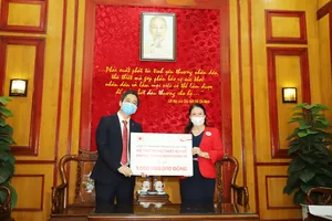   Ông Bùi Quang Nam, Giám đốc cấp cao bộ phận phát triển kinh doanh toàn quốc - kênh đại lý của Prudential, đại diện trao bảng tượng trưng cho PGS.TS. Nguyễn Thị Xuân Thu, Chủ tịch Hội Chữ thập đỏ Việt Nam