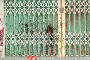 Các băng nhóm đòi nợ thuê thường tới nhà người thiếu nợ đe dọa, quậy phá, tạt sơn, mắm tôm vào cửa. Ảnh: BÙI ANH TUẤN