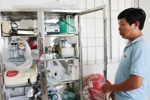 Nhiều thiết bị y tế tại Trạm Y tế xã Thới Bình được đầu tư nhưng không có người sử dụng