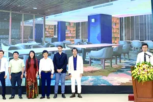 Đại diện chủ đầu tư và Hòa Bình đón nhận danh hiệu Công trình Xuất sắc nhất 2020