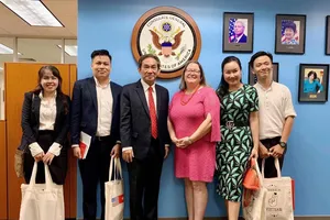 Bà Marie C. Damour - Tổng Lãnh sự Hoa Kỳ và NGND.PGS.TS Hồ Thanh Phong – Hiệu trưởng Đại học Quốc tế Hồng Bàng cùng các thầy cô tại Lãnh sự quán Hoa Kỳ