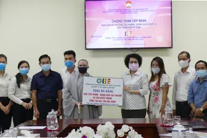 Chủ tịch Ủy ban MTTQ Việt Nam TPHCM Tô Thị Bích Châu tiếp nhận bảng trao quà từ  Sư cô Thích Nữ Giới Tánh - Giám đốc Trung tâm Văn hóa Phật Giáo Việt Nam, Chủ tịch Hội Phật tử Việt Nam tại Hàn Quốc. Ảnh: VIỆT NGA