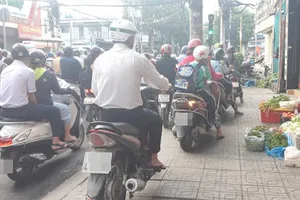 CSGT phạt nhiều xe máy đi trên vỉa hè