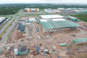 Nhà máy Jotun Việt Nam (Na Uy) đang xây dựng tại huyện Nhà Bè. Ảnh: CAO THĂNG