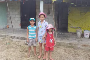 Mẹ mất, bố tâm thần, 3 con bơ vơ