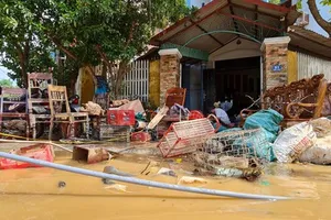 Người dân ở thị trấn Kiến Giang, huyện Lệ Thủy, Quảng Bình dọn dẹp nhà cửa sau khi lũ rút. Ảnh: MINH PHONG