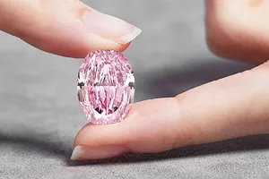 Viên kim cương hồng tím giá 26,6 triệu USD