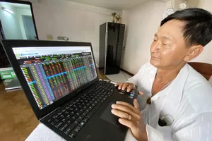Nhà đầu tư theo dõi giá cổ phiếu. Ảnh: CAO THĂNG