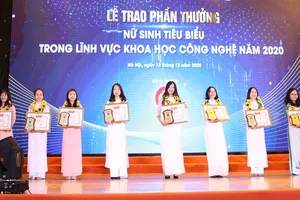 Các nữ sinh được vinh danh tại buổi lễ. Ảnh: vnuhcm