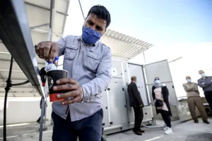 Lấy nước từ hệ thống máy chiết xuất nước sạch của Watergen