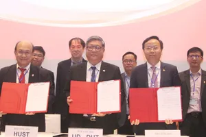    3 trường ĐH Bách khoa cũng ký kết về việc tổ chức Hội nghị Quốc tế về truyền thông và điện tử. Ảnh: hcmut