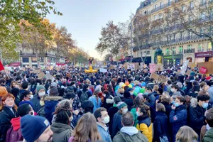 Hàng ngàn người biểu tình tại thủ đô Paris. Ảnh: France3