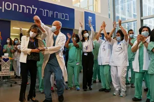 Nhân viên y tế vui mừng khi Israel bắt đầu đợt tiêm vaccine coronavirus, tại Trung tâm Y tế Tel Aviv Sourasky (Bệnh viện Ichilov) ở Tel Aviv, Israel, ngày 20-12-2020. Ảnh: REUTERS