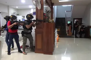 Lực lượng chức năng Campuchia áp sát tiêu diệt nhóm bắt cóc. Ảnh: Sở Hiến binh thành phố Phnom Penh