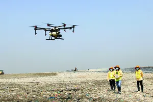 Thiết bị bay chở được 10 lít dung dịch, có thể bay được 15 phút. Người lái có thể cài đặt đường bay,  độ cao và thời gian cho thiết bị bay