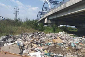Gầm cầu thành… bãi rác
